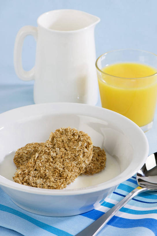 点心,果汁,牛奶,无人,竖图,俯视,室内,特写,白天,桌面,桌子,柑橘,杯子,纺织品,金属制品,阴影,蓝色背景,反射,金属,木制,布,壶,影子,勺子,陶瓷,橙汁,食品,陶瓷制品,织物,饮品,营养,玻璃制品,水壶,食物,饮料,一个,茶壶,木制品,容器,水杯,调羹,汤匙,碗,饼干,零食,摄影,影棚,单个,储藏,布匹,乳制品,奶,牛乳,储存,可口,安神,适口,卡其布,玻璃杯,橘子,桔子,橙子,橙,彩图,高角度拍摄,影棚拍摄,拍摄,贮存