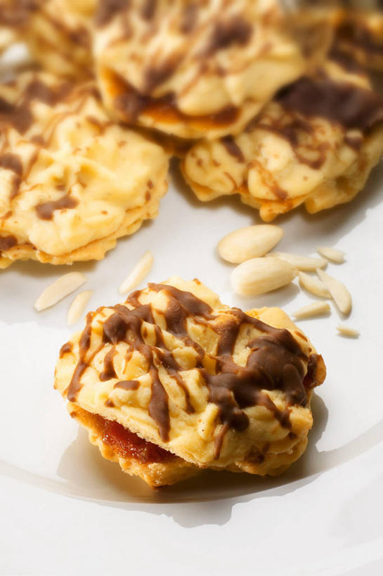 点心,无人,竖图,俯视,室内,特写,白天,桌面,桌子,杏仁,阴影,朦胧,模糊,反射,木制,影子,调料,酱料,酱汁,佐料,食品,糖,糖果,甜点,甜品,调味品,调味料,酱,食物,木制品,饼干,甜食,零食,巧克力,朱古力,黑巧克力,杏子,杏梅仁,杏核仁,木落子,苦杏仁,彩图,高角度拍摄