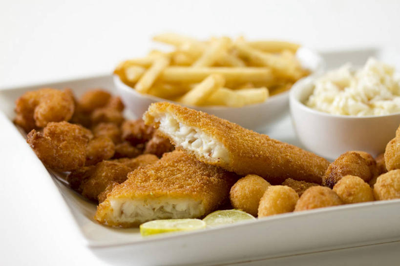 无人,横图,俯视,室内,特写,白天,白色背景,烹饪,西餐,桌面,桌子,餐具,阴影,反射,木制,碟子,盘,影子,陶瓷,肉,油炸,鱼肉,料理,食品,陶瓷制品,薯条,菜肴,美食,肉类,食物,两个,一个,盘子,木制品,容器,碟,碗,快餐,西式,摄影,佳肴,影棚,单个,储藏,储存,肉食,西式快餐,垃圾食品,彩图,高角度拍摄,影棚拍摄,拍摄,贮存