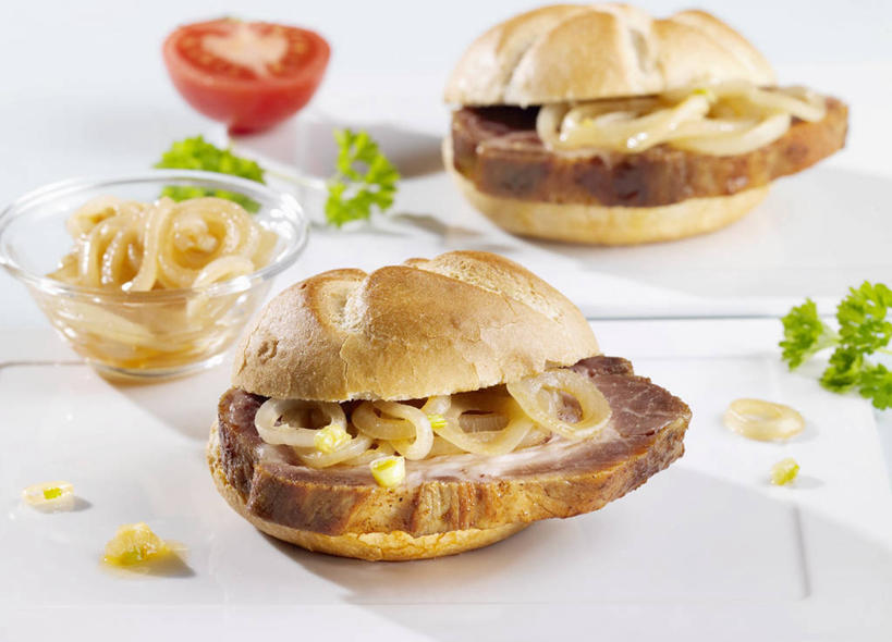 点心,面包,无人,横图,俯视,室内,特写,白天,白色背景,烹饪,西餐,桌面,桌子,芹菜,蔬菜,西红柿,洋葱,叶子,玻璃,阴影,新鲜,反射,木制,影子,肉,汉堡,料理,食品,面点,绿叶,猪肉,菜肴,美食,肉类,玻璃制品,食物,糕点,两个,一个,木制品,容器,碗,快餐,嫩叶,西式,摄影,佳肴,有机食品,绿色食品,荷兰芹,欧芹,香芹,影棚,单个,储藏,储存,玉葱,横截面,剖面,肉食,西式快餐,垃圾食品,小圆面包,豚肉,法香,巴西利,洋香菜,洋芫荽,法国香菜,旱芹菜,番荽,截面,截面图形,叶,叶片,圆葱,洋葱头,球葱,番茄,葱头,彩图,高角度拍摄,影棚拍摄,拍摄,贮存