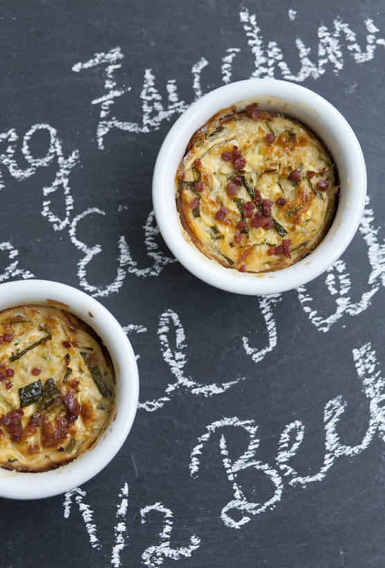 无人,竖图,俯视,室内,特写,白天,蔬菜,新鲜,英文,标志,文字,字符,陶瓷,字母,食品,西葫芦,陶瓷制品,标识,食物,两个,容器,黑板,碗,白瓜,教学,有机食品,绿色食品,储藏,英文字母,储存,茭瓜,耐磨,教学黑板,彩图,高角度拍摄,贮存