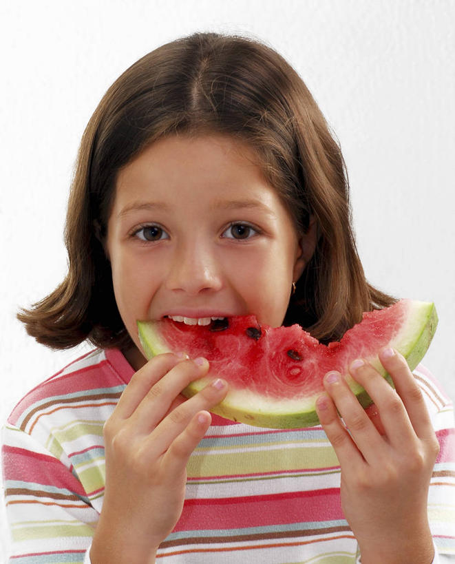 西方人,儿童,脸,头,脸颊,手,一个人,站,吃,竖图,室内,特写,白天,白色背景,正面,纯洁,西瓜,水果,欧洲,欧洲人,双手,仅一个女性,仅一个人,握,服装,新鲜,生食,食品,果实,拿,拿着,注视,休闲装,肩膀,食物,小孩,衣服,红色,观察,看,站着,仅一个小孩,休闲,手部,休闲服,可爱,童年,童趣,握着,摄影,服饰,有机食品,绿色食品,影棚,观看,察看,关注,童真,烂漫,无邪,天真,女孩,女人,女性,白种人,孩子,头部,脸部,脸蛋,面部,寒瓜,嚼,食,站立,半身,彩图,影棚拍摄,拍摄,女生