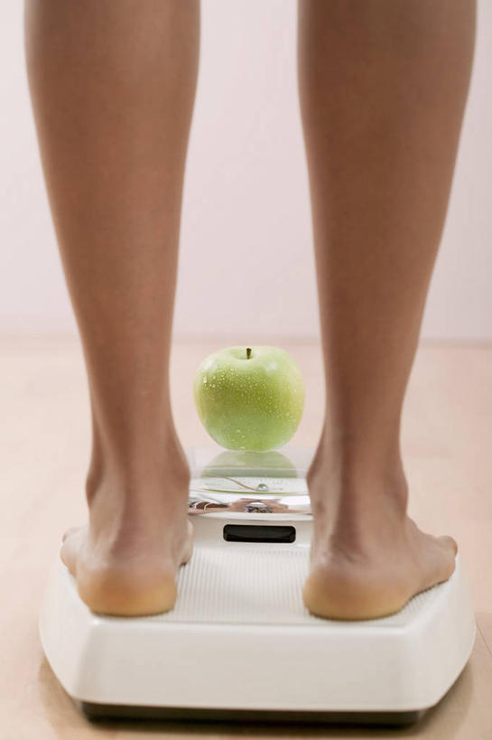 西方人,腿部,脚,脚趾,脚趾甲,腿,一个人,站,竖图,室内,特写,白天,仪器,苹果,水果,欧洲,欧洲人,仅一个年轻女性,仅一个女性,仅一个人,新鲜,生食,食品,果实,生活,光脚,食物,一个,背面,绿色,青苹果,站着,健康,赤脚,有机食品,绿色食品,单个,衡量,体重,计量,衡器,健康秤,年轻女性,女人,女性,白种人,脚指甲,秤,体重秤,站立,半身,彩图