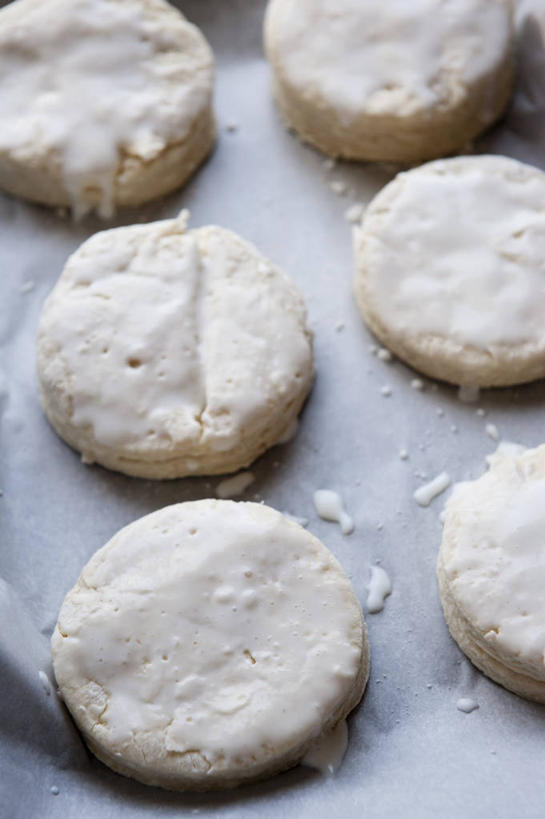 点心,奶酪,无人,竖图,俯视,室内,特写,白天,桌面,桌子,一排,阴影,整齐,并列,并排,反射,木制,影子,干酪,起司,食品,芝士,营养,食物,排列,木制品,饼干,零食,乳酪,乳制品,队列,平行,发酵,彩图,高角度拍摄