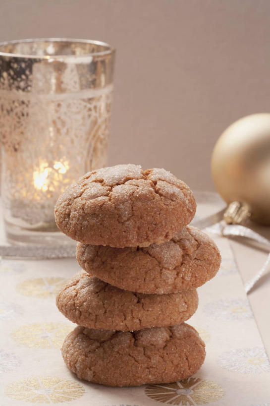 点心,无人,竖图,室内,特写,白天,正面,桌面,桌子,蜡烛,圣诞节,一排,阴影,灰色背景,节日,庆祝,整齐,装饰,光线,木制,挂饰,火焰,影子,烛光,食品,圣诞球,曲奇,燃烧,文化,球,食物,排列,一个,木制品,饼干,零食,点燃,庆典,球体,摄影,影棚,单个,纪念,堆,华丽,修饰,点缀,队列,曲奇饼,曲奇饼干,衬托,美观,雅致,雅观,彩图,影棚拍摄,拍摄