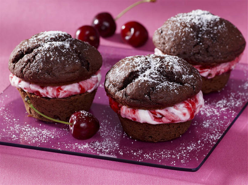 点心,无人,横图,俯视,室内,特写,白天,下午茶,桌面,桌子,樱桃,水果,阴影,紫色背景,新鲜,反射,木制,粉末,影子,调料,生食,食品,糖,甜点,甜品,果实,调味品,调味料,松饼,食物,糕点,三个,木制品,甜食,奶油,粉,摄影,有机食品,绿色食品,影棚,乳制品,粉状,粉剂,激凌,克林姆,淇淋,玛芬蛋糕,樱珠,莺桃,英桃,楔桃,牛桃,荆桃,彩图,高角度拍摄,影棚拍摄,拍摄