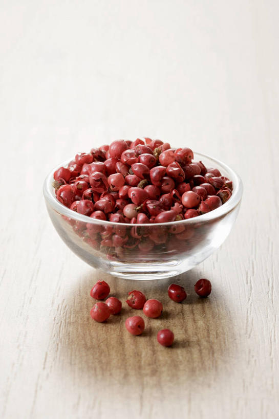 无人,竖图,俯视,室内,特写,白天,白色背景,桌面,桌子,玻璃,一堆,许多,阴影,堆叠,堆积,反射,木制,影子,调料,调味,香料,佐料,黑胡椒,调味品,很多,调味料,玻璃制品,一个,红色,木制品,容器,碗,摄影,影棚,单个,储藏,堆,配料,储存,作料,胡椒,彩图,高角度拍摄,影棚拍摄,拍摄,贮存