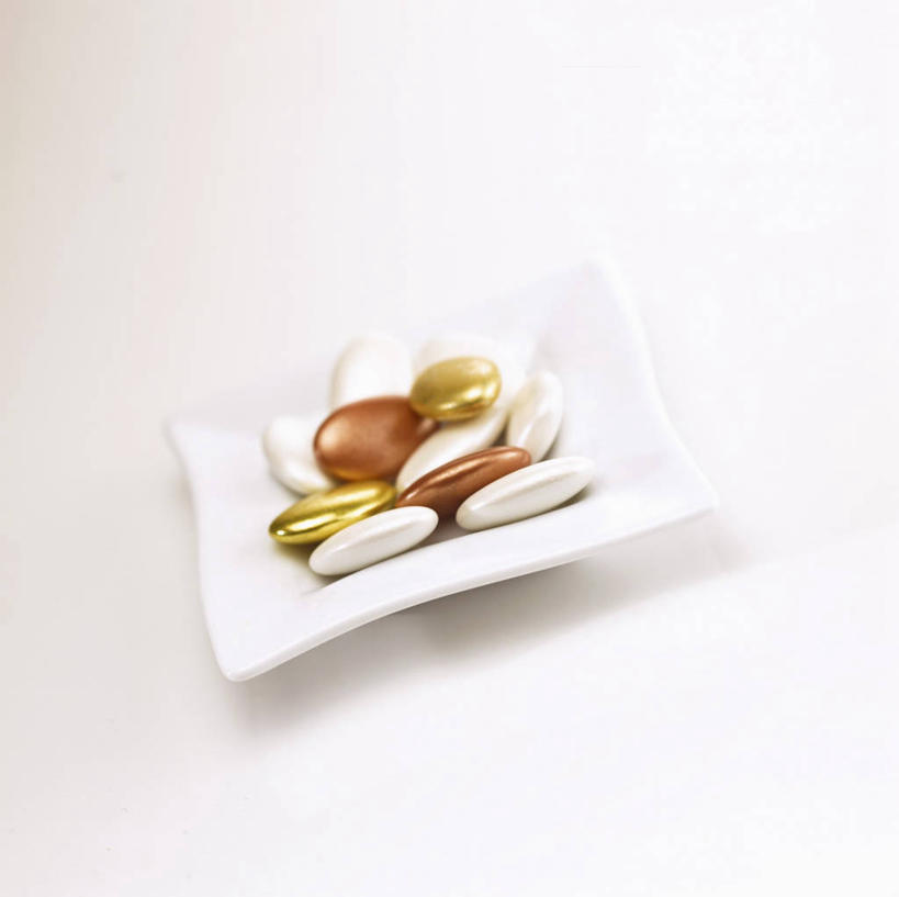 无人,横图,俯视,室内,特写,白天,白色背景,桌面,桌子,餐具,一堆,许多,阴影,堆叠,堆积,反射,木制,碟子,盘,影子,食品,糖,糖果,甜点,甜品,很多,食物,一个,盘子,木制品,碟,甜食,巧克力,摄影,影棚,单个,朱古力,堆,彩图,高角度拍摄,影棚拍摄,拍摄