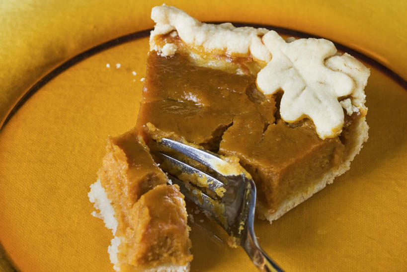 点心,无人,横图,俯视,室内,特写,白天,桌面,桌子,南瓜,蔬菜,餐具,金属制品,阴影,新鲜,反射,金属,木制,叉子,影子,金瓜,料理,食品,面点,美食,番瓜,食物,木制品,中式,有机食品,绿色食品,麦瓜,倭瓜,南瓜饼,餐叉,进餐用具,彩图,高角度拍摄