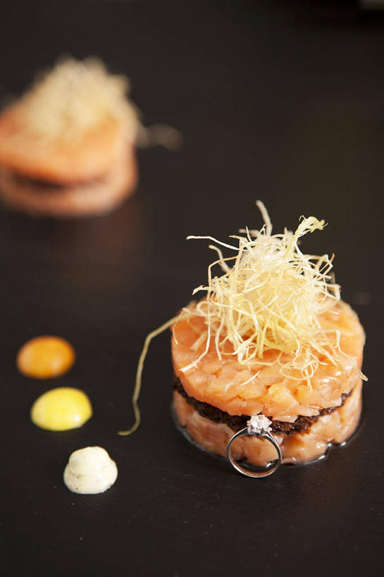 海鲜,三文鱼,无人,竖图,俯视,室内,特写,白天,爱情,奢侈,桌面,桌子,鲑鱼,珠宝,阴影,黑色背景,反射,木制,鱼,矿石,影子,肉,鱼肉,浪漫,钻石,水产,肉类,鱼类,海洋生物,装饰品,戒指,木制品,饰品,首饰,恩爱,摄影,影棚,金刚石,昂贵,坚硬,信物,大马哈鱼,贵重,宝石,权利,水生动物,坚定,海产品,水生物,肉食,信念,海底动物,撒蒙鱼,萨门鱼,冰海之皇,鲑,马哈鱼,麻哈鱼,大麻哈鱼,手饰,约定,宝贵,彩图,高角度拍摄,影棚拍摄,拍摄