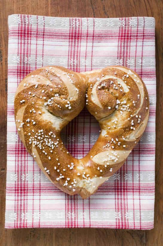 点心,无人,竖图,俯视,室内,特写,白天,爱情,桌面,桌子,阴影,花纹,爱心,反射,木制,布,图案,影子,调料,盐,食品,面点,调味品,浪漫,调味料,布纹,食盐,食物,糕点,一个,木制品,饼干,零食,温暖,温馨,心形,恩爱,单个,布匹,和睦,椒盐卷饼,心型,彩图,高角度拍摄,融洽