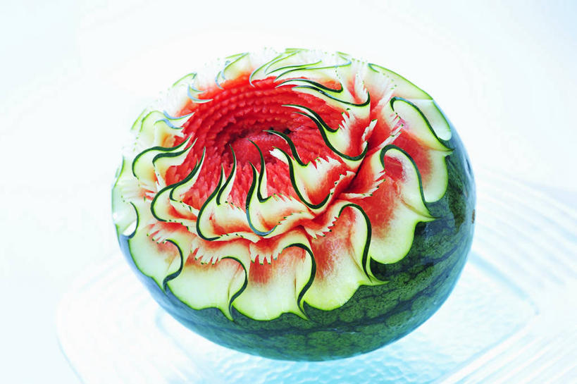无人,横图,俯视,室内,特写,白天,白色背景,桌面,桌子,西瓜,水果,阴影,花纹,新鲜,装饰,反射,木制,雕刻,影子,生食,食品,果实,食物,一个,红色,绿色,木制品,摄影,有机食品,绿色食品,影棚,单个,华丽,修饰,点缀,衬托,美观,雅致,雅观,雕镂,雕琢,镌刻,寒瓜,彩图,高角度拍摄,影棚拍摄,拍摄