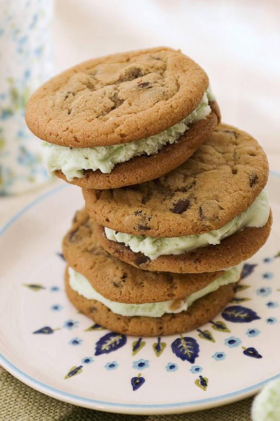 点心,无人,竖图,俯视,室内,特写,白天,桌面,桌子,餐具,一排,阴影,整齐,反射,木制,碟子,盘,影子,食品,糖,糖果,冰激凌,甜点,甜品,曲奇,清凉,食物,排列,一个,盘子,木制品,碟,饼干,甜食,冷饮,零食,巧克力,舒服,冰淇淋,单个,朱古力,黑巧克力,堆,解暑,队列,解渴,雪糕,曲奇饼,曲奇饼干,舒爽,冰糕,消暑,彩图,高角度拍摄