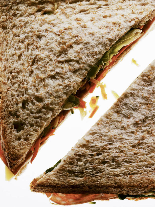 点心,面包,无人,竖图,俯视,室内,特写,白天,白色背景,烹饪,西餐,桌面,桌子,阴影,反射,木制,影子,三明治,料理,食品,面点,菜肴,美食,食物,糕点,两个,木制品,快餐,黑面包,西式,摄影,佳肴,影棚,全麦面包,西式快餐,三文治,麸皮面包,彩图,高角度拍摄,影棚拍摄,拍摄