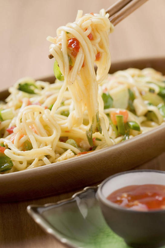 面食,面条,无人,竖图,俯视,室内,特写,白天,烹饪,中餐,筷子,桌面,桌子,蔬菜,餐具,一双,阴影,新鲜,反射,木制,碟子,盘,影子,陶瓷,调料,酱料,酱汁,面,佐料,料理,食品,陶瓷制品,调味品,调味料,文化,传统,酱,辣酱,菜肴,美食,食物,两个,一个,盘子,木制品,容器,碟,碗,中式,佳肴,有机食品,绿色食品,单个,储藏,礼节,辣椒酱,储存,礼仪,进餐用具,彩图,高角度拍摄,贮存