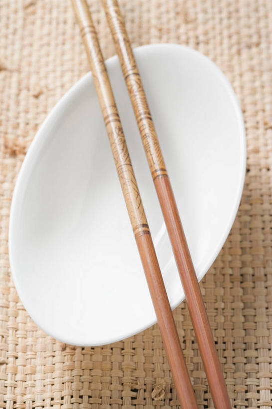 无人,竖图,俯视,室内,特写,白天,筷子,桌面,桌子,静物,餐具,一双,阴影,反射,木制,影子,陶瓷,陶瓷制品,文化,传统,一个,木制品,容器,碗,单个,储藏,礼节,储存,礼仪,进餐用具,彩图,高角度拍摄,贮存