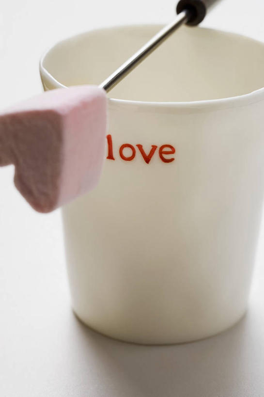 无人,竖图,俯视,室内,特写,白天,白色背景,爱情,桌面,桌子,杯子,餐具,金属制品,阴影,爱心,反射,金属,木制,英文,标志,叉子,文字,影子,字符,字母,食品,糖,糖果,甜点,甜品,软糖,浪漫,棉花糖,标识,食物,一个,木制品,纸制品,甜食,温暖,温馨,心形,恩爱,摄影,影棚,单个,纸杯,英文字母,和睦,一次性杯子,餐叉,心型,进餐用具,彩图,高角度拍摄,影棚拍摄,拍摄,融洽