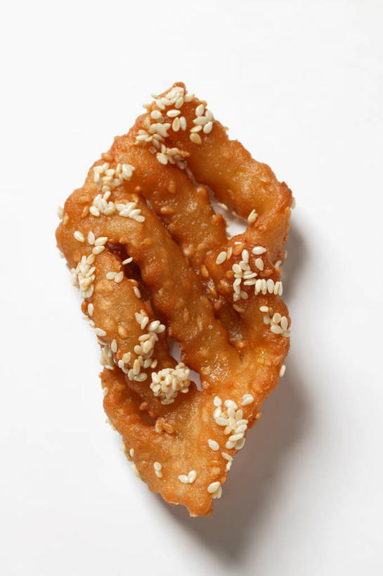 点心,蜂蜜,无人,竖图,俯视,室内,特写,白天,白色背景,桌面,桌子,阴影,反射,木制,影子,油炸,芝麻,食品,甜点,甜品,食物,糕点,木制品,甜食,摄影,影棚,花蜜,止痛,脂麻,胡麻,白麻,巨胜子,油麻,解毒,冬酿,石蜜,彩图,高角度拍摄,影棚拍摄,拍摄