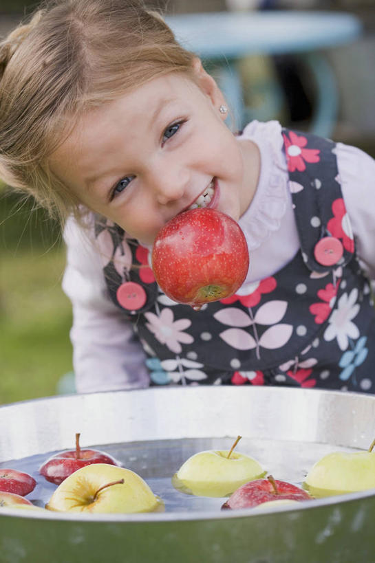 西方人,儿童,一个人,站,笑,微笑,露齿笑,竖图,室外,白天,正面,纯洁,草地,草坪,水,植物,苹果,水果,金属制品,欧洲,欧洲人,仅一个女性,仅一个人,咬,服装,朦胧,模糊,新鲜,金属,铁桶,桶,液体,水滴,生食,食品,果实,注视,休闲装,草,食物,小孩,衣服,绿色,容器,观察,看,站着,仅一个小孩,休闲,休闲服,可爱,童年,童趣,服饰,有机食品,绿色食品,观看,储藏,咬着,察看,储存,关注,童真,烂漫,无邪,天真,女孩,女人,女性,白种人,孩子,站立,半身,彩图,贮存,女生