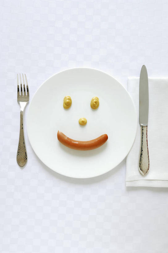 芥末,无人,竖图,俯视,室内,特写,白天,白色背景,桌面,桌子,餐具,金属制品,阴影,反射,金属,木制,叉子,刀叉,刀子,碟子,盘,影子,肉,香肠,腊肠,猪肉,肉类,一个,盘子,餐巾,木制品,碟,笑容,摄影,影棚,单个,笑脸,餐刀,肉食,餐叉,山葵,豚肉,泽山葵,溪山葵,芥子末,山嵛菜,芥辣粉,哇沙比,辣根,笑貌,保洁方巾,口布,进餐用具,彩图,高角度拍摄,影棚拍摄,拍摄