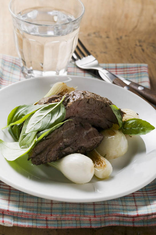 无人,竖图,俯视,室内,特写,白天,烹饪,西餐,水,植物,桌面,桌子,蔬菜,洋葱,杯子,餐具,叶子,金属制品,阴影,花纹,新鲜,反射,金属,木制,布,叉子,碟子,盘,图案,液体,影子,肉,香料,牛肉,料理,食品,绿叶,草药,布纹,饮用水,菜肴,美食,肉类,中药,玻璃制品,食物,一个,盘子,木制品,水杯,碟,香草,矿泉水,嫩叶,西式,佳肴,有机食品,绿色食品,单个,布匹,罗勒,玉葱,紫苏,药材,中草药,肉食,蒸馏水,餐叉,九层塔,圣约瑟夫草,甜罗勒,兰香,中药材,本草,叶,叶片,玻璃杯,进餐用具,圆葱,洋葱头,球葱,葱头,彩图,高角度拍摄