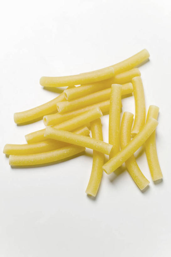 面食,通心粉,无人,竖图,俯视,室内,特写,白天,白色背景,西餐,桌面,桌子,一堆,许多,阴影,堆叠,堆积,反射,木制,影子,面,通心面,料理,食品,很多,食物,黄色,木制品,西式,摄影,影棚,堆,彩图,高角度拍摄,影棚拍摄,拍摄