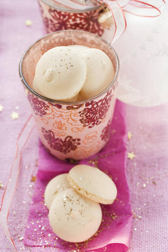 点心,无人,竖图,俯视,室内,特写,白天,桌面,桌子,杯子,圣诞节,一堆,阴影,堆叠,堆积,节日,庆祝,反射,木制,包装,包装纸,影子,纸,食品,纸张,曲奇,文化,玻璃制品,食物,紫色,木制品,水杯,饼干,零食,庆典,纪念,堆,包装材料,牛皮纸,曲奇饼,曲奇饼干,玻璃杯,彩图,高角度拍摄