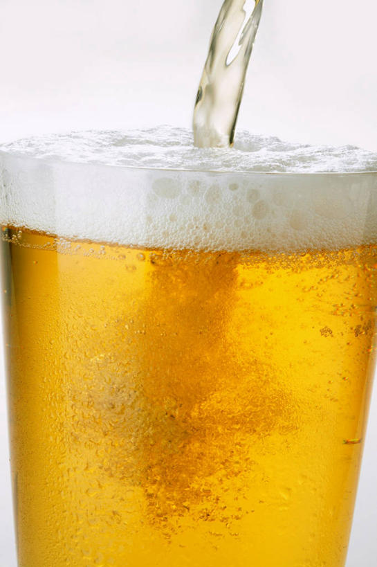 啤酒,无人,竖图,俯视,室内,特写,白天,白色背景,桌面,桌子,杯子,阴影,反射,木制,影子,酒类,一杯,玻璃制品,酒,饮料,一个,酒杯,木制品,啤酒杯,摄影,影棚,单个,下降,降落,降低,下跌,下落,玻璃杯,彩图,高角度拍摄,影棚拍摄,拍摄