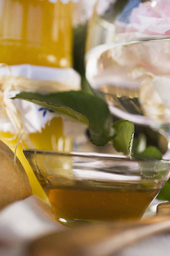 蜂蜜,无人,竖图,室内,特写,白天,正面,植物,桌面,桌子,叶子,玻璃,阴影,朦胧,模糊,盛开,反射,木制,纹理,影子,绿叶,花蕾,玻璃制品,花,花瓣,花朵,鲜花,绿色,木制品,容器,碗,花苞,花蕊,嫩叶,储藏,储存,花蜜,肌理,止痛,解毒,冬酿,石蜜,叶,叶片,叶脉,彩图,贮存