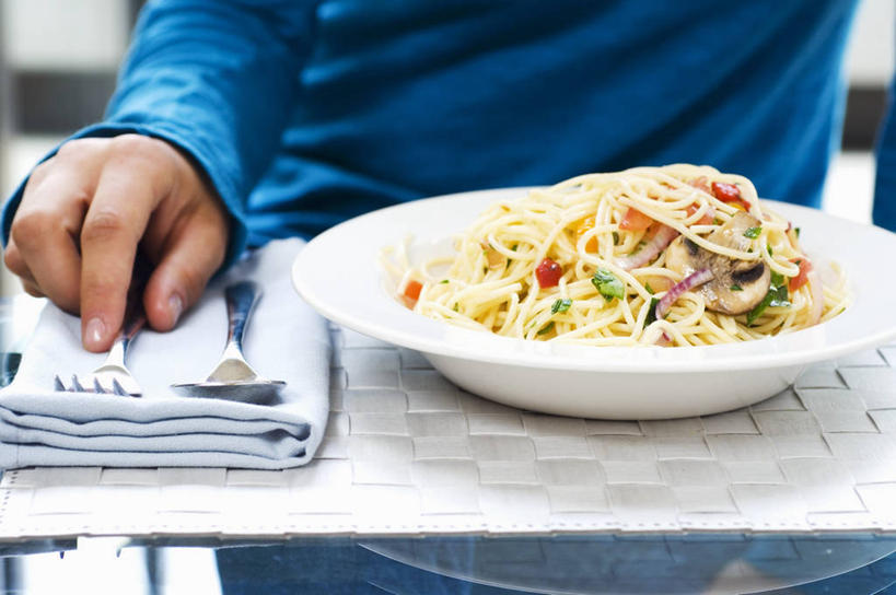 面食,面条,意大利面,西方人,手,一个人,坐,横图,室内,特写,白天,正面,西餐,桌面,桌子,蔬菜,餐具,金属制品,欧洲,欧洲人,仅一个男性,仅一个人,握,阴影,服装,新鲜,反射,金属,木制,叉子,刀叉,刀子,碟子,盘,影子,菌菇,蘑菇,面,料理,食品,拿,菌类,拿着,休闲装,食物,仅一个年轻男性,一个,衣服,蓝色,盘子,餐巾,木制品,碟,休闲,手部,休闲服,食用菌,西式,握着,服饰,有机食品,绿色食品,单个,单手,餐刀,餐叉,保洁方巾,口布,男人,男性,年轻男性,白种人,进餐用具,坐着,半身,彩图