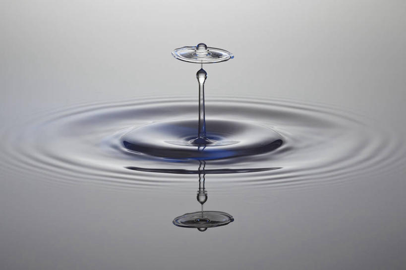 无人,横图,俯视,室内,特写,白天,水,波纹,灰色背景,透明,液体,气泡,水滴,涟漪,漩涡,水泡,水珠,水纹,泡泡,摄影,影棚,圆弧,下降,降落,降低,下跌,下落,彩图,高角度拍摄,影棚拍摄,拍摄