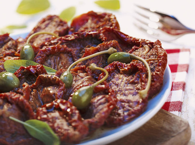 无人,家庭,横图,俯视,室内,特写,白天,智慧,植物,桌面,桌子,蔬菜,西红柿,餐具,水果,叶子,金属制品,阴影,朦胧,模糊,新鲜,反射,金属,木制,叉子,碟子,盘,纹理,影子,食品,绿叶,草药,案板,番茄干,中药,砧板,食物,一个,绿色,盘子,木制品,碟,嫩叶,有机食品,绿色食品,单个,鼠尾草,药材,中草药,马槟榔,餐叉,中药材,本草,肌理,马金囊,水槟榔,紫槟榔,马金南,山槟榔,太极子,屈头鸡,理性,叶,叶片,叶脉,进餐用具,番茄,彩图,高角度拍摄,日晒番茄干