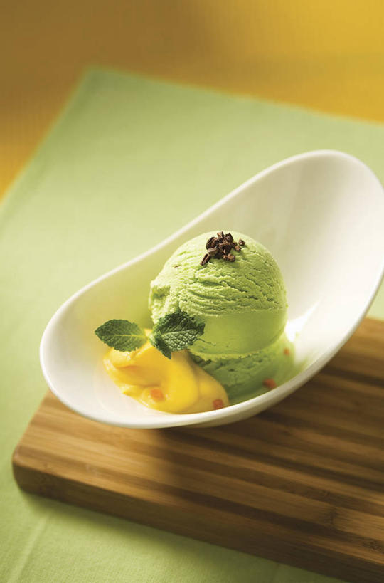 无人,竖图,俯视,室内,特写,白天,桌面,桌子,叶子,阴影,黄色背景,装饰,反射,木制,影子,陶瓷,薄荷,冰激凌,绿叶,银丹草,案板,陶瓷制品,清凉,砧板,一个,木制品,容器,碗,冷饮,舒服,嫩叶,冰淇淋,摄影,影棚,单个,储藏,华丽,修饰,解暑,点缀,储存,解渴,雪糕,舒爽,衬托,美观,雅致,雅观,冰糕,消暑,斑叶凤梨薄荷,夜息香,胡椒薄荷,叶,叶片,彩图,高角度拍摄,影棚拍摄,拍摄,贮存