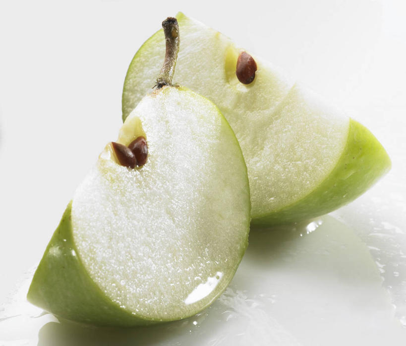 无人,横图,俯视,室内,特写,白天,白色背景,桌面,桌子,苹果,水果,两块,阴影,新鲜,反射,木制,影子,生食,食品,果实,食物,绿色,木制品,摄影,有机食品,绿色食品,影棚,横截面,剖面,截面,截面图形,彩图,高角度拍摄,影棚拍摄,拍摄