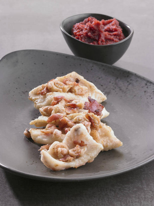 海鲜,无人,竖图,俯视,室内,特写,白天,白色背景,烹饪,西餐,桌面,桌子,餐具,阴影,反射,木制,鱼,碟子,盘,影子,陶瓷,肉,鱼肉,料理,食品,陶瓷制品,火腿,水产,猪肉,菜肴,美食,肉类,鱼类,海洋生物,食物,腌制,一个,盘子,木制品,容器,碟,碗,西式,摄影,佳肴,影棚,单个,储藏,储存,水生动物,海产品,水生物,肉食,海底动物,豚肉,熏制,火肉,兰熏,猪腿,彩图,高角度拍摄,影棚拍摄,拍摄,贮存