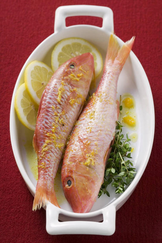 海鲜,无人,竖图,俯视,室内,特写,白天,植物,桌面,桌子,柠檬,水果,叶子,阴影,红色背景,新鲜,芳香,反射,木制,鱼,纹理,影子,陶瓷,生食,食品,果实,绿叶,陶瓷制品,水产,鱼类,海洋生物,食物,一个,绿色,木制品,容器,碗,香草,嫩叶,摄影,有机食品,绿色食品,影棚,单个,储藏,吉祥,百里香,麝香草,储存,水生动物,海产品,横截面,水生物,剖面,海底动物,绯鲵鲣,如意,肌理,勇气,勇敢,地椒,自尊,不屈,截面,截面图形,平安,叶,叶片,叶脉,益母果,柠果,彩图,高角度拍摄,全身,影棚拍摄,拍摄,贮存