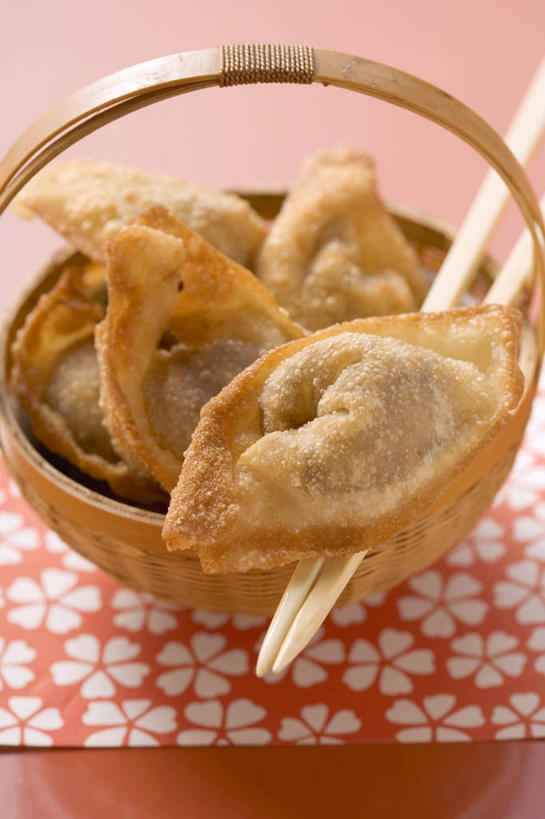 点心,馄饨,面食,无人,交叉,竖图,俯视,室内,特写,白天,筷子,桌面,桌子,竹子,餐具,一双,阴影,竹制,编织,反射,木制,篮子,影子,油炸,料理,食品,面点,文化,传统,美食,食物,一个,木制品,竹篮,中式,摄影,影棚,单个,竹条,礼节,交织,竹制品,礼仪,穿插,扁肉,进餐用具,彩图,高角度拍摄,影棚拍摄,拍摄