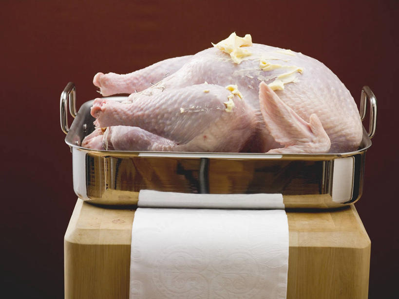 无人,横图,俯视,室内,特写,白天,餐桌,桌子,餐具,金属制品,阴影,棕色背景,反射,金属,碟子,烤盘,盘,影子,鸡肉,肉,黄油,火鸡,肉类,一只,盘子,餐巾,碟,摄影,影棚,餐台,乳制品,白脱油,肉食,乳脂,保洁方巾,口布,彩图,高角度拍摄,影棚拍摄,拍摄