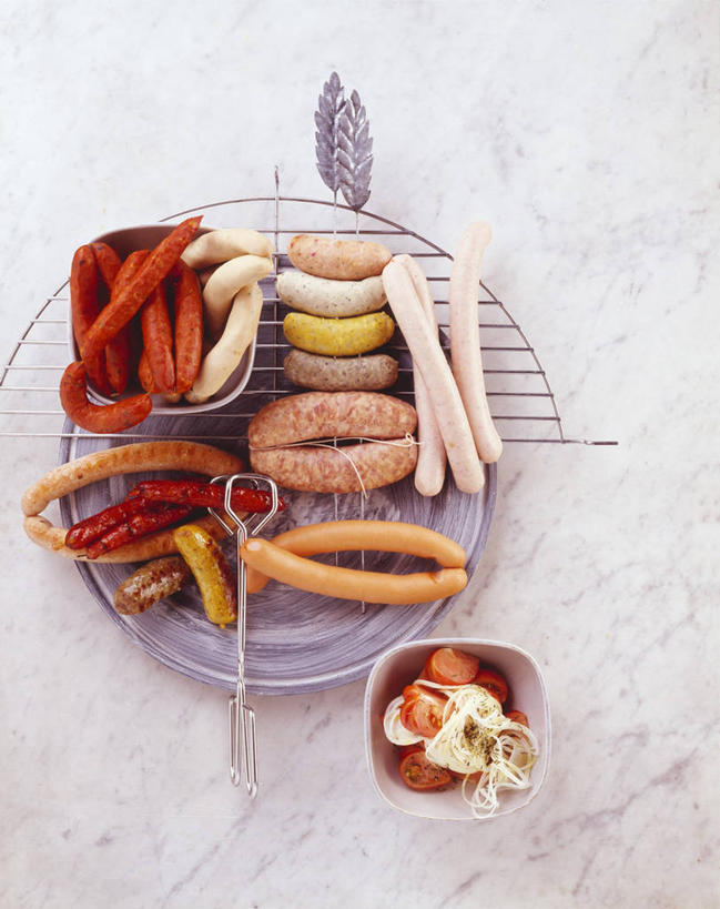 无人,竖图,俯视,室内,特写,白天,烧烤,餐桌,桌子,阴影,反射,影子,调料,酱料,酱汁,肉,香肠,佐料,烤架,腊肠,烤肉,调味品,调味料,猪肉,酱,肉类,铁架,餐台,肉食,豚肉,德式香肠,彩图,高角度拍摄