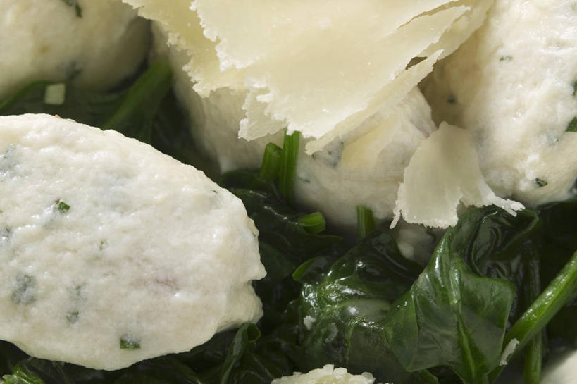 面食,奶酪,无人,横图,俯视,室内,特写,白天,中餐,菠菜,蔬菜,叶子,阴影,新鲜,反射,影子,肉,香肠,干酪,起司,料理,食品,饺子,面点,绿叶,腊肠,芝士,营养,猪肉,小吃,肉类,食物,中式,嫩叶,乳酪,有机食品,绿色食品,乳制品,发酵,肉食,水饺,豚肉,乳清干酪,叶,叶片,鹦鹉菜,鼠根菜,角菜,红嘴绿鹦哥,赤根菜,菠薐菜,波斯草,彩图,高角度拍摄