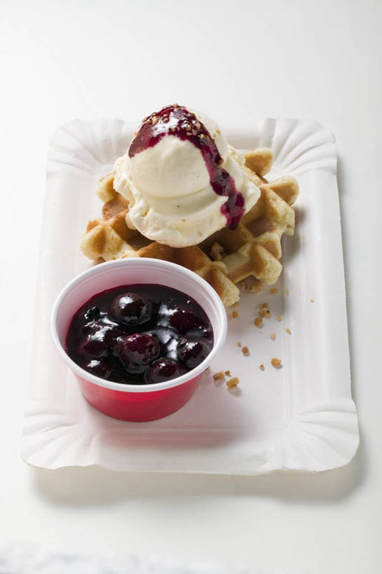 无人,竖图,俯视,室内,特写,白天,白色背景,餐桌,桌子,餐具,一堆,阴影,堆叠,堆积,反射,碟子,盘,影子,陶瓷,冰激凌,陶瓷制品,清凉,两个,盘子,容器,碟,碗,果酱,冷饮,舒服,冰淇淋,摄影,影棚,餐台,储藏,堆,解暑,储存,解渴,雪糕,华夫饼,樱桃酱,舒爽,窝夫,格子饼,华夫,格仔饼,压花蛋饼,冰糕,消暑,果子酱,彩图,高角度拍摄,影棚拍摄,拍摄,贮存