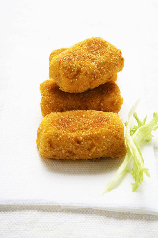 无人,竖图,俯视,室内,特写,白天,白色背景,餐桌,桌子,蔬菜,土豆,餐具,阴影,新鲜,反射,碟子,盘,影子,油炸,食品,食物,一个,盘子,碟,金色,摄影,有机食品,绿色食品,影棚,单个,餐台,芋艿,洋芋,山药蛋,马铃薯,彩图,高角度拍摄,影棚拍摄,拍摄