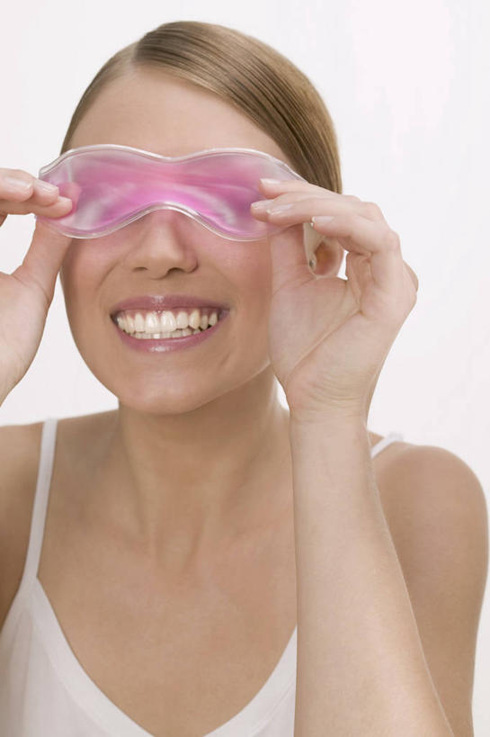 西方人,脸,头,脸颊,手,一个人,笑,微笑,露齿笑,竖图,室内,特写,白天,白色背景,正面,吊带,欧洲,欧洲人,双手,仅一个年轻女性,仅一个女性,仅一个人,握,服装,拿,拿着,吊带衫,一个,衣服,手部,眼罩,握着,遮,遮掩,摄影,服饰,影棚,单个,掩盖,遮挡,衣着,穿着,遮盖,掩饰,衣饰,年轻女性,女人,女性,白种人,头部,脸部,脸蛋,面部,半身,彩图,影棚拍摄,拍摄,睡眠眼罩,遮光眼罩