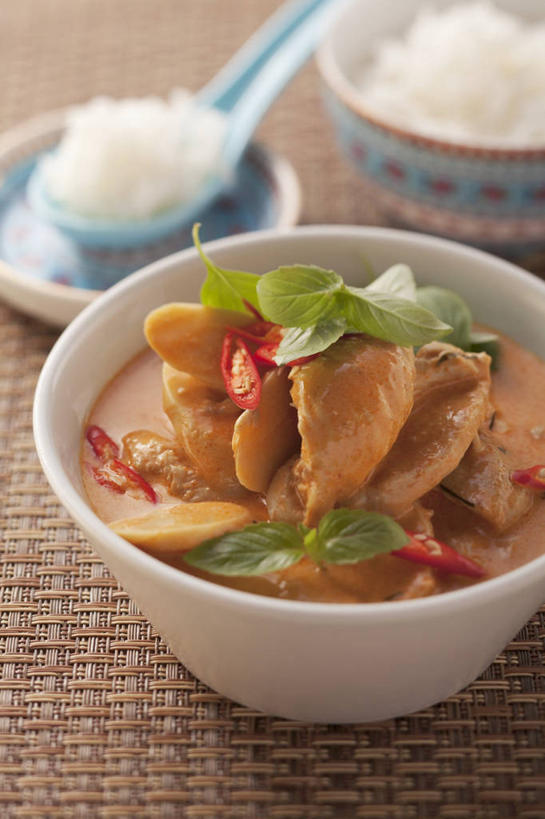 米饭,咖哩,无人,竖图,俯视,室内,特写,白天,烹饪,餐桌,桌子,土豆,一堆,阴影,堆叠,堆积,朦胧,模糊,反射,影子,勺子,陶瓷,调料,鸡肉,肉,料理,食品,陶瓷制品,饭,调味品,调味料,泰式,咖喱,菜肴,美食,肉类,泰国料理,食物,三个,容器,调羹,汤匙,碗,佳肴,餐台,储藏,堆,五谷,储存,肉食,咖喱鸡,咖喱鸡块,馍馍蛋,泰菜,泰国菜,泰式料理,洋芋,山药蛋,马铃薯,彩图,高角度拍摄,贮存