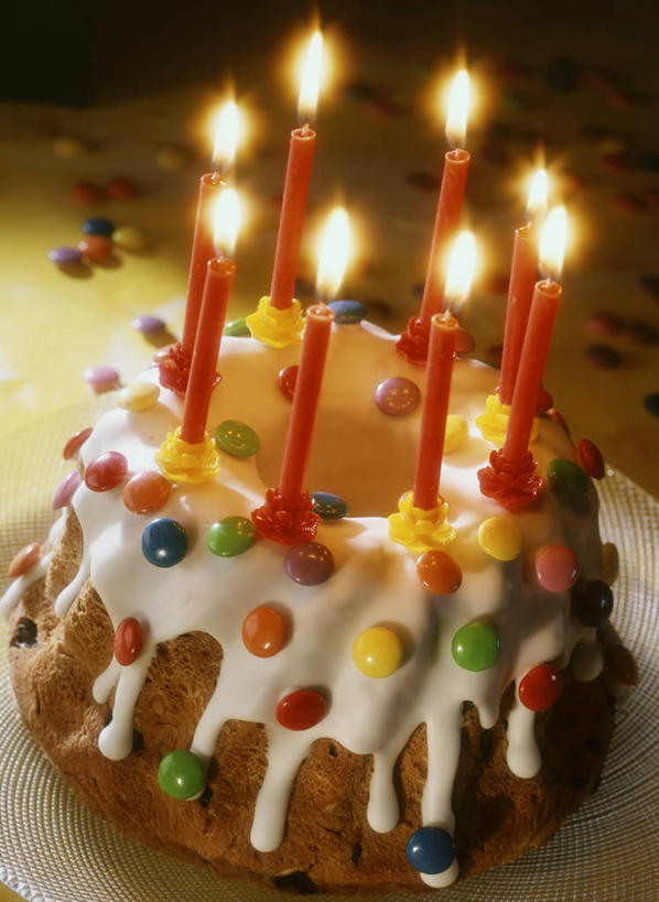 点心,无人,竖图,俯视,室内,特写,白天,餐桌,桌子,蜡烛,阴影,光线,火焰,影子,烛光,食品,糖,糖果,甜点,甜品,软糖,燃烧,文化,食物,糕点,一个,甜食,生日蛋糕,点燃,祈祷,许愿,单个,餐台,纪念,祈求,平安,彩图,高角度拍摄,蛋糕