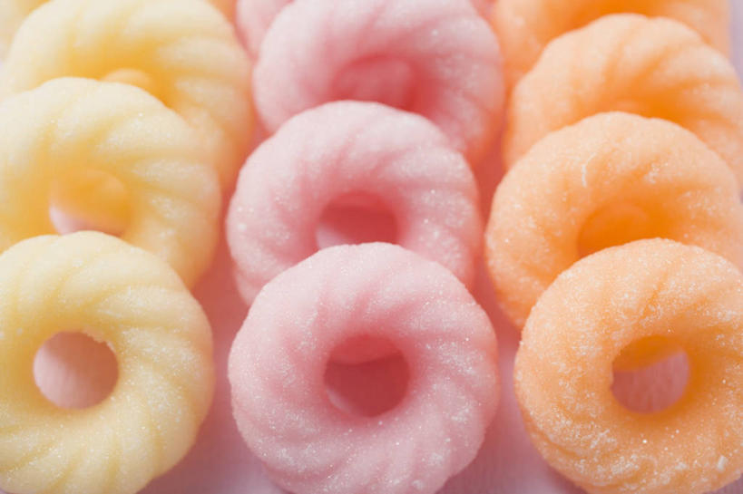 无人,横图,俯视,室内,特写,白天,餐桌,桌子,一排,许多,阴影,整齐,并列,并排,反射,影子,食品,糖,糖果,甜点,甜品,软糖,很多,食物,排列,粉色,黄色,甜食,橙色,餐台,队列,平行,彩图,高角度拍摄