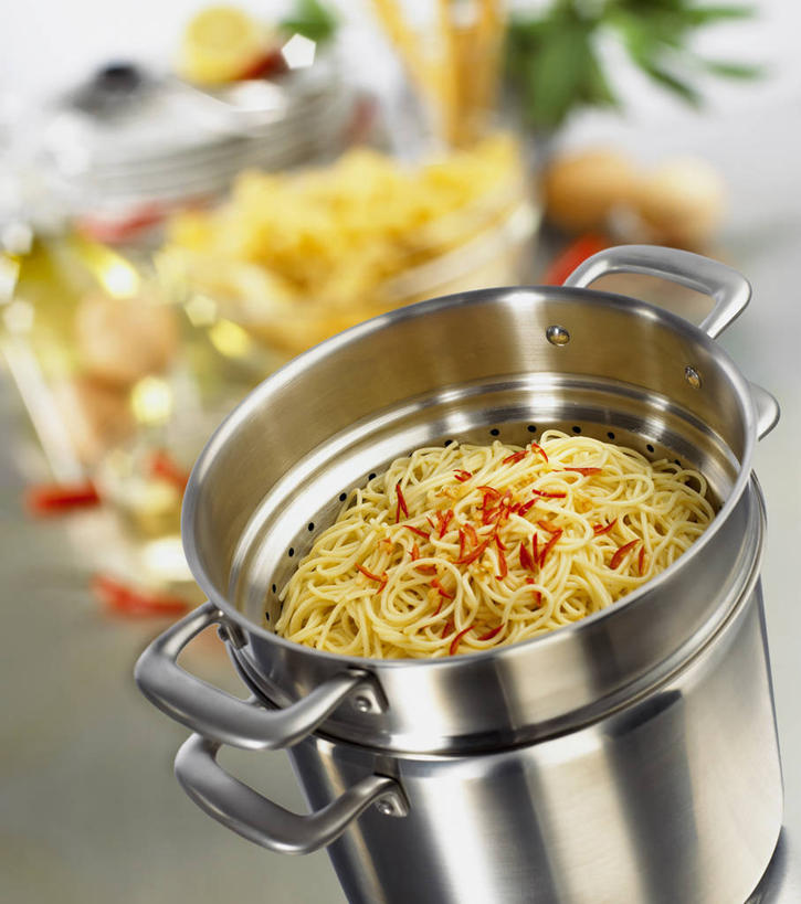 面食,面条,意大利面,无人,竖图,俯视,室内,特写,白天,烹饪,西餐,餐桌,桌子,辣椒,蔬菜,厨具,金属制品,一堆,阴影,堆叠,堆积,朦胧,模糊,新鲜,反射,金属,锅子,影子,面,料理,食品,锅,食物,西式,有机食品,绿色食品,餐台,锅具,堆,彩椒,烹饪用具,辣角,红海椒,大椒,辣虎,广椒,烹调用具,甜椒,柿子椒,辣子,海椒,番椒,灯笼椒,烹调,彩图,高角度拍摄