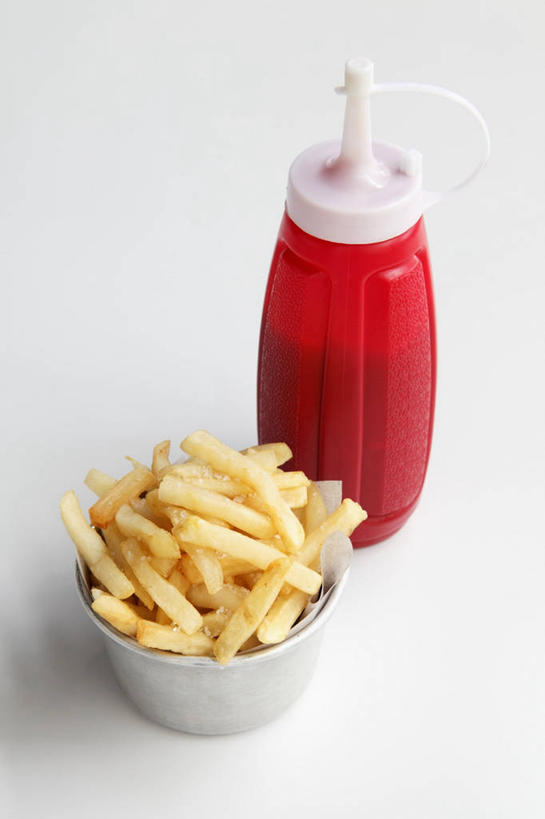 无人,竖图,俯视,室内,特写,白天,白色背景,烹饪,西餐,餐桌,桌子,蔬菜,土豆,一堆,许多,阴影,堆叠,堆积,新鲜,反射,罐子,影子,陶瓷,调料,酱料,酱汁,茄汁,佐料,料理,食品,陶瓷制品,调味品,很多,调味料,番茄酱,薯条,酱,菜肴,美食,玻璃制品,食物,两个,玻璃瓶,瓶子,容器,碗,快餐,西式,摄影,佳肴,有机食品,绿色食品,影棚,餐台,储藏,堆,储存,西式快餐,垃圾食品,馍馍蛋,洋芋,山药蛋,马铃薯,彩图,高角度拍摄,影棚拍摄,拍摄,贮存