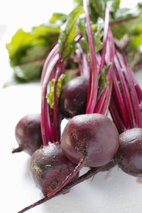 无人,竖图,俯视,室内,特写,白天,餐桌,桌子,蔬菜,叶子,许多,阴影,朦胧,模糊,新鲜,反射,影子,食品,绿叶,很多,甜菜,食物,紫色,嫩叶,有机食品,绿色食品,餐台,菾菜,叶,叶片,彩图,高角度拍摄