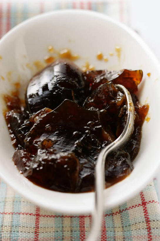 无人,竖图,俯视,室内,特写,白天,餐桌,桌子,阴影,朦胧,模糊,反射,粘稠,布料,影子,勺子,陶瓷,调料,糖,陶瓷制品,调味品,调味料,布纹,桌布,两个,餐巾,容器,调羹,台布,汤匙,碗,餐台,储藏,糖浆,储存,黏稠,浓厚,彩图,高角度拍摄,贮存